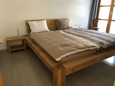 Schlafzimmer mit separatem Bad/WC und hinterem Balkon