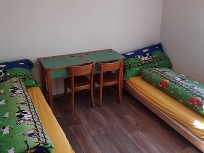 2 Einzelbetten im Kinderzimmer