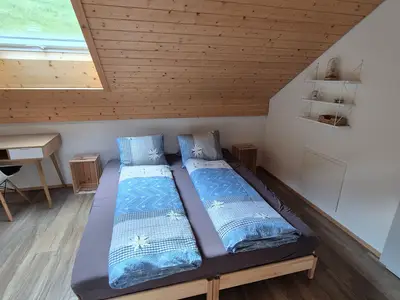 Doppelbett 1.80m (im Wohnzimmer)