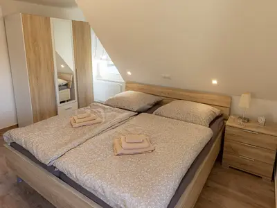 Schlafzimmer mit Bett