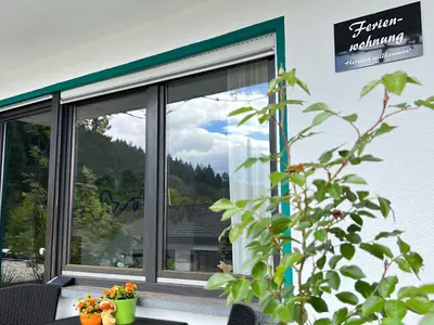 Charmante Terrasse mit Blick auf summende Bienen u