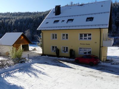 Parkplatz/Hof vor dem Haus