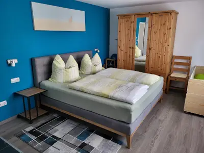 Schlafzimmer 1 mit komfortablen Boxspringbett