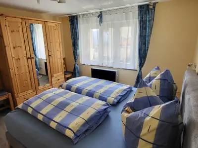 Schlafzimmer 2 mit komfortablen Boxspringbett