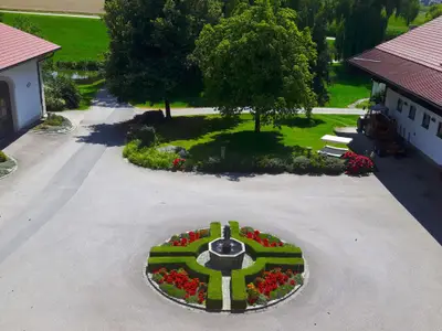 Wunderschöner Selbstgebauter Brunnen mit Blumenrundell