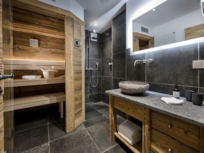 Chiemsee-Chalet Badezimmer mit privater Sauna in allen Chalet-Suiten