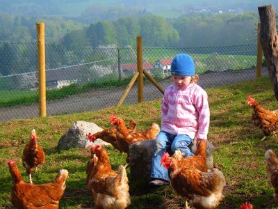 Kind und Hühner