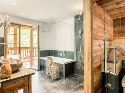 Königs chalet großes Bad mit Sauna