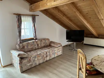 Wohnzimmer mit Sofa und Fernseher