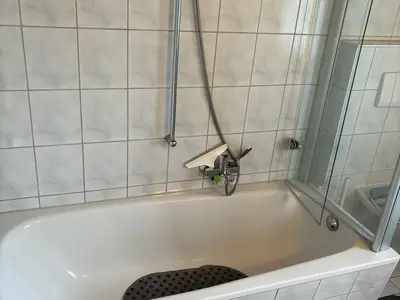 Badewanne mit Dusche
