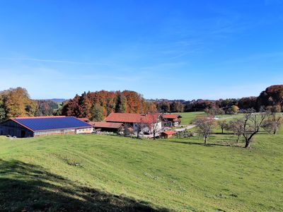 Blick von Westen auf Stall und Bauernhaus