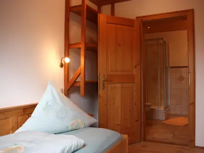 Schlafzimmer mit Blick ins Badezimmer