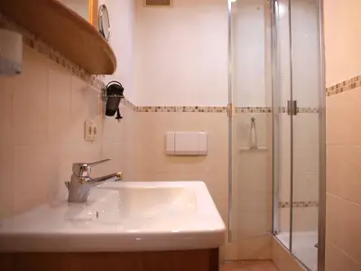 Badezimmer mit Dusche