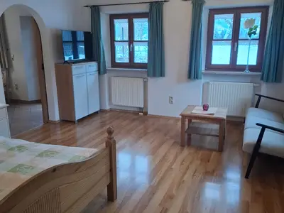 Schlafzimmer 2 mit Wohnbereich und TV