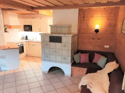 Küche mit Kachelofen und Kanapee