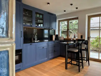 Küche und rechts die Terrassentür zur privaten Südterrasse