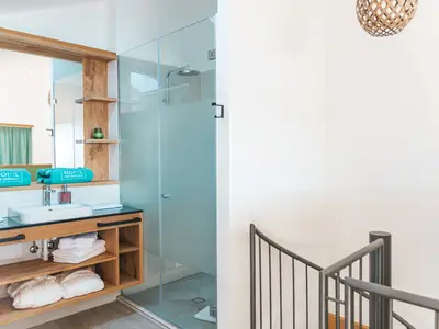 Modernes offenes Duschbad im Obergeschoss