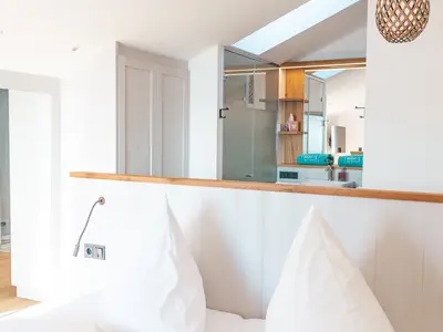 Obergeschoss: offenes Duschbad und Schlafzimmer