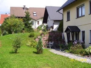 Eingang Ferienwohnung mit Stellplatz und Gartenmöbeln