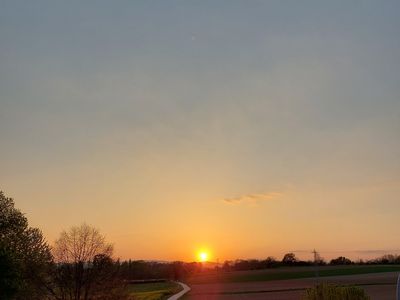 Angrenzender Feldweg im Abendlicht Angrenzender Feldweg im Abendlicht