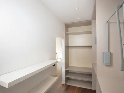 Begehbarer Kleiderschrank