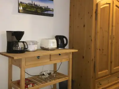 Küchenwagen mit Kaffeemaschine, Toaster usw.