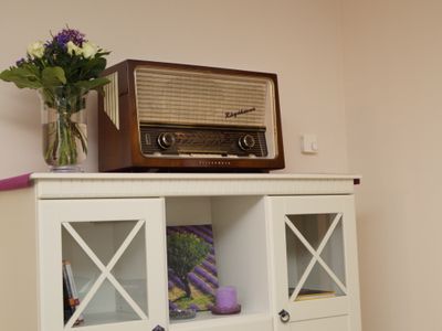 Nostalgisches Röhrenradio im Wohnzimmer