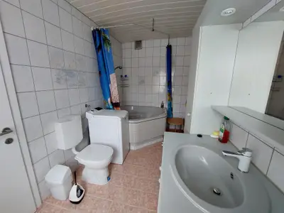 Wannenbad mit Toilette