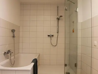 Badezimmer mit Dusche und Badewanne