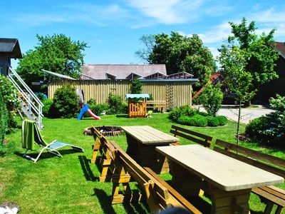 Garten mit Sitzmöglichkeit und Kinderspielplatz