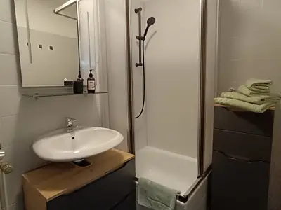 Bad mit Dusche und WC