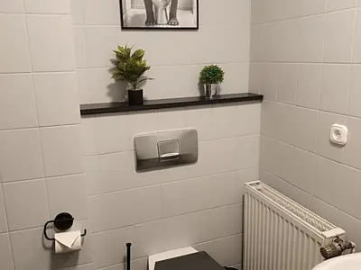 Bad mit Dusche und WC