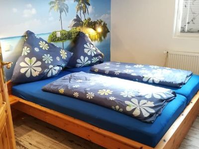Schlafzimmer mit Doppelbett und Sternenhimmel