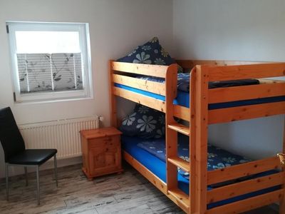 Kinderzimmer mit Etagenbett und Sternenhimmel