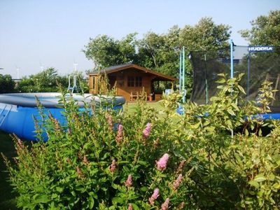 Kinder-Paradies mit Trampolin und Pool im Garten