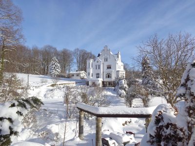 Weiße Villa im Winter