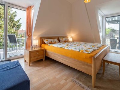 Großes Schlafzimmer mit Zugang Ost- und Südbalkon