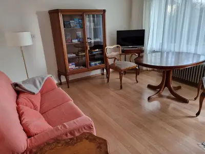 Wohnzimmer, Blick auf Tisch