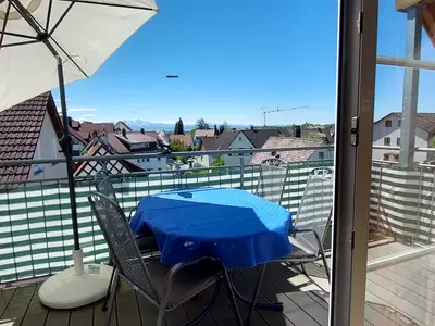 Balkon mit See- und Bergsicht