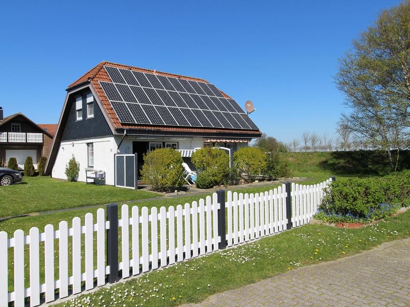 Außenansicht des Gebäudes. Terrassen mit Garten