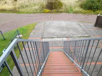 Aussentreppe zur Ferienwohnung mit Autoabstellplatz