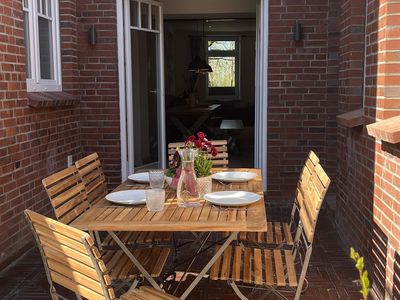 Kleine Terrasse mit Gartenmöbeln