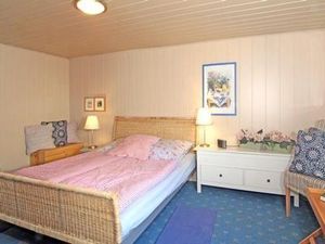 Schlafzimmer mit Doppelbetten in der Fewo