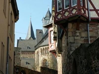 Titusgasse - Altstadt Fritzlar im Hintergrund der Dom