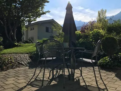 Vom Frühling bis zum Herbst wartet der gepflegte, idyllische Gartensitzplatz auf Sie!