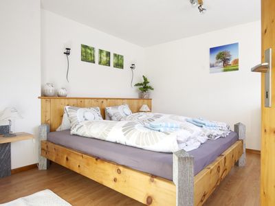 Doppelbett Schlafzimmer mit Bergblick