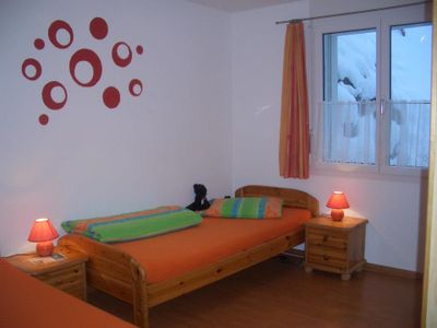 Schlafzimmer mit 2 Einzelbetten 90/200 und 1 ausziebahren Sofa 90/200