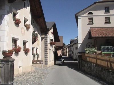 Gasse, Haus rechts gelegen