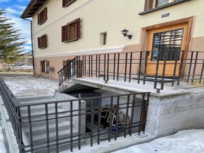 Hauseingang mit Blick in Richtung Tourismusbüro