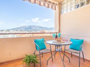 Schöne Terrasse mit Essbereich mit Blick auf den Berg Mijas